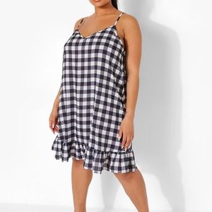 BOOHOO PLUS |
Plus Gingham Drop Hem Mini Dress | PLUS SIZE